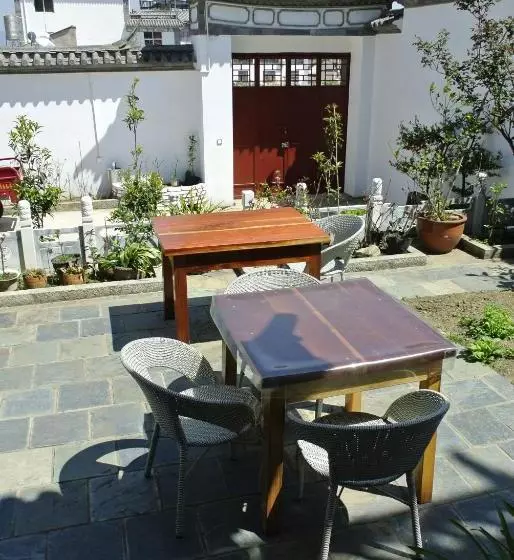 تختخواب و صبحانه Hidden Garden Dali