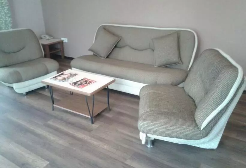 هتل Holiday Village