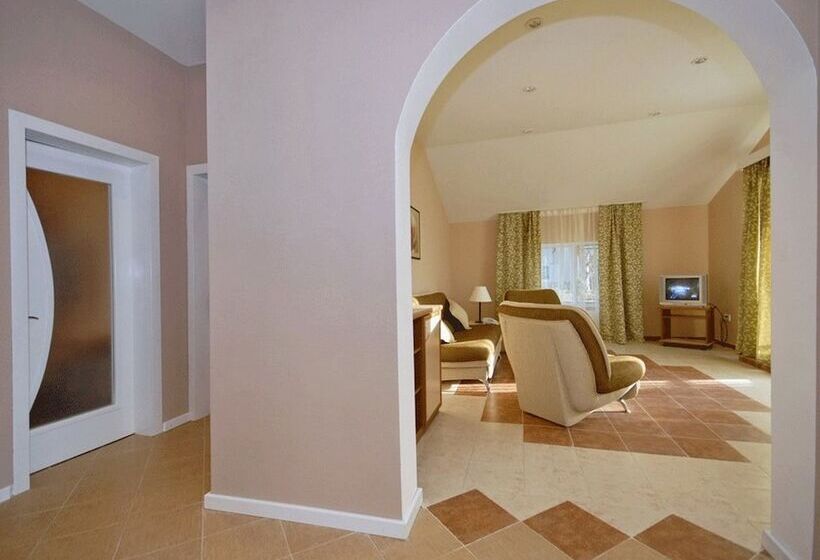 هتل Holiday Village