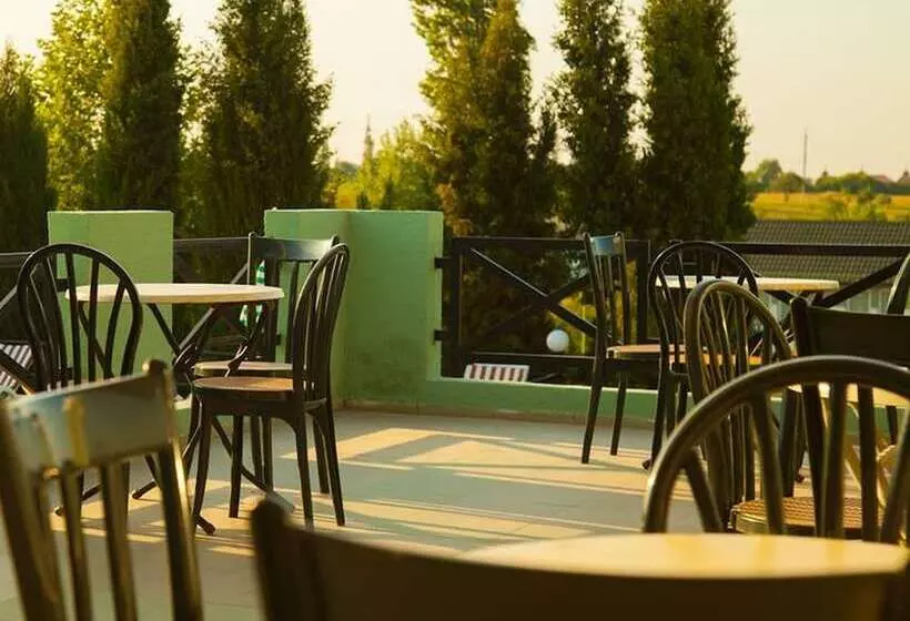 هتل Holiday Village