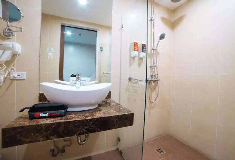 Hotelli Reddoorz Premium @ West Avenue Quezon City