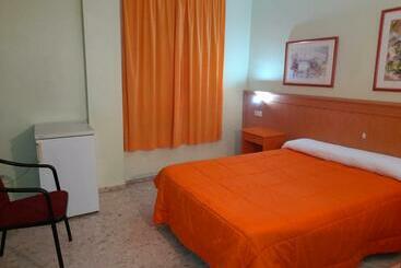 هتل Hostal Carlos Iii