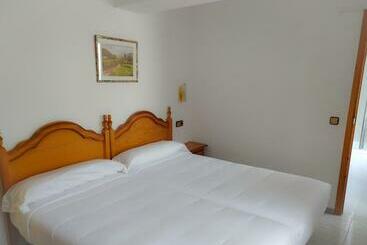 Отель Hostal Pirineos Meliz