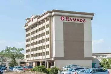 Отель Ramada By Wyndham Edmonton South
