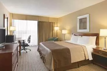 בית מלון כפרי Ramada By Wyndham Belleville Harbourview Conference Center