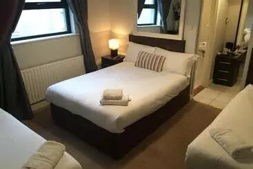 호텔 The Midway Bar & Guesthouse