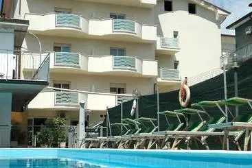 هتل Roma Suite Apartments