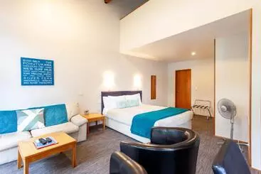 Cascades Lakefront Motel