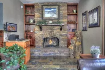 호텔 Crossroads Inn & Suites