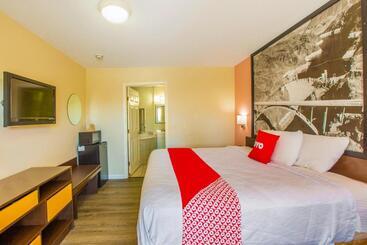 Отель Rodeway Inn & Suites