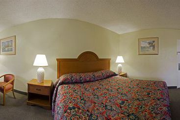 فندق Super 8 Oceanside Marty's Valley Inn