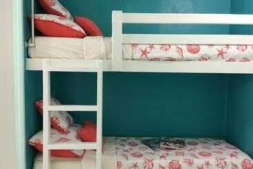 בית מלון כפרי Casa Del Mar Beachfront Suites