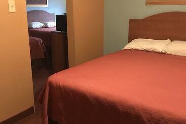فندق Econo Lodge Inn & Suites
