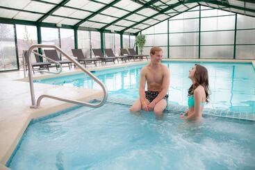 Отель The Inn At Tomichi Village