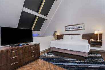 هتل Embassy Suites By Hilton Indianapolis Downtown