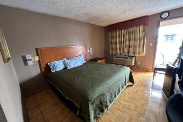Hotel Lone Star Inn & Suites