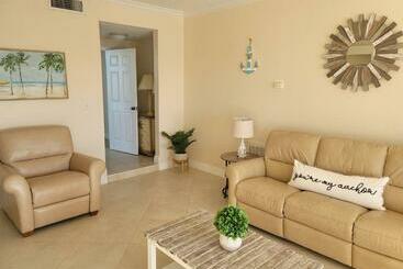 فندق Island Inn Beach Resort