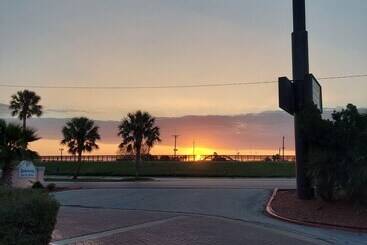 هتل University Inn & Suites