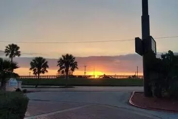 فندق University Inn & Suites