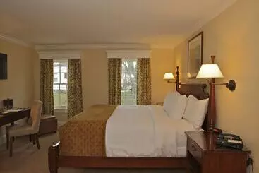 فندق Publick House Historic Inn And Country Motor Lodge