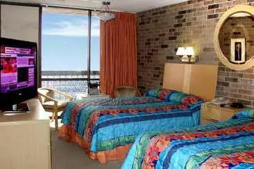 Отель Commodore On The Beach