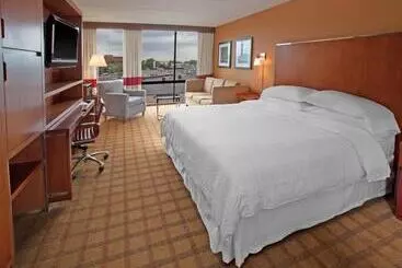 Отель Four Points Philadelphia Northeast