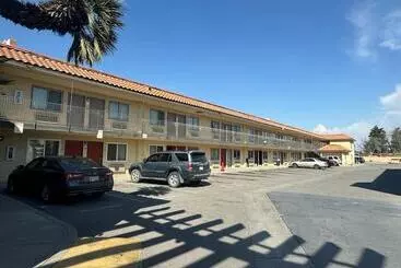 ホテル Baymont By Wyndham Bakersfield