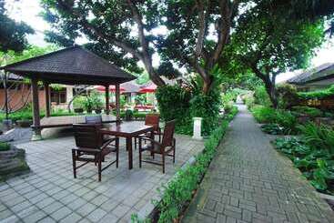 Отель Yulia Beach Inn Kuta