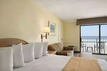 בית מלון כפרי Days Inn By Wyndham Daytona Oceanfront