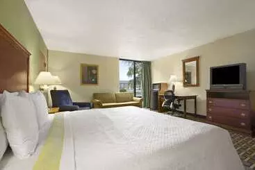 هتل Days Inn By Wyndham Fayettevillesouth/i95 Exit 49