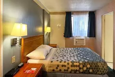 Econo Lodge Motel Village