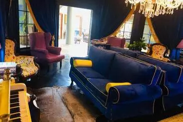 Shangri La Country Hotel & Spa