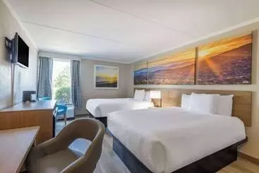 هتل Days Inn & Suites By Wyndham Fort Bragg/cross Creek Mall