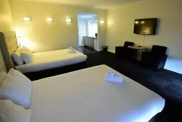 Caledonian Hotel Motel