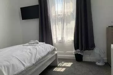 בית מלון כפרי The Royal Clarence