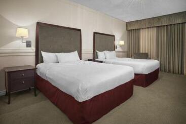 Delta Hotels By Marriott Edmonton Centre Suites