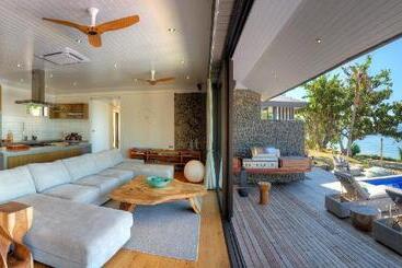 Hotel Vomo Island Resort