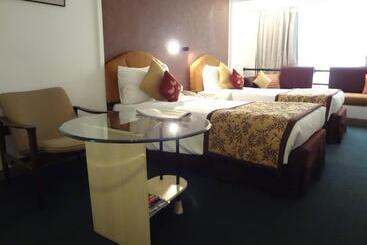 בית מלון כפרי Kohinoor Continental Airport