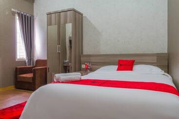 Pensió Reddoorz Plus Near Ipdn