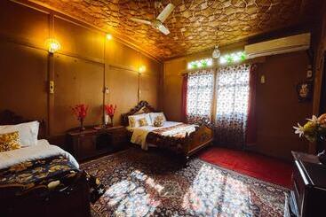 هتل The Heritage Gemini Group Of Houseboat