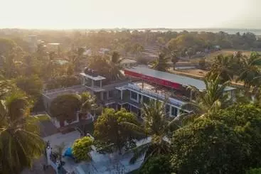 ペンション Arugambay Beach Inn Resort