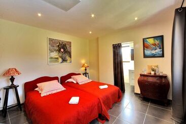 Пансион Les Jardins D Ungaro / Manoir La Barrière