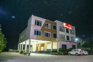 ホテル Capital O 5752 Tuma Park Adityaz