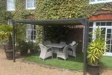 پانسیون Harmondsworth Hall