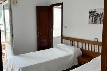 簡易ホテル Hostería De Somo