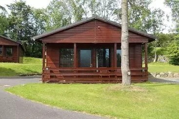 Mökkimajoitus Birch Lodge 19 With Hot Tub