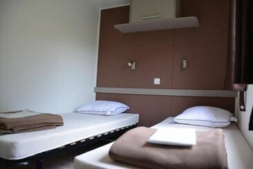 בית מלון כפרי Huttopia Divonne