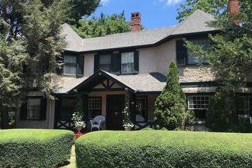Pinecrest Bed & Breakfast