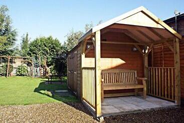 تختخواب و صبحانه The Apple House