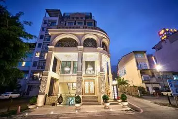 تختخواب و صبحانه Sun Moon Lake Queen Castle Hotel 日月潭皇后古堡飯店